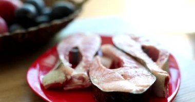 Somon balığı, biftek ve tabakta taze çiğ balık. Somon balığı yararlı özellikler ve kalori içeriği