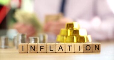 Dolar banknotlarındaki altın külçeleri dolar finansmanına karşı döviz kurunun yükselişi ve düşüşü. Altın fiyatı ve enflasyon kavramındaki değişiklikler