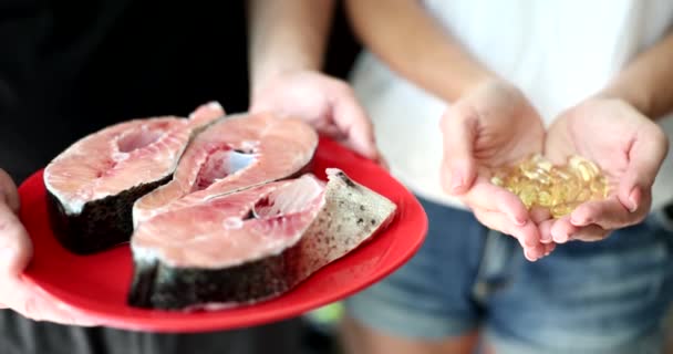 Fettlachs Und Omega Nahrungsergänzungsmittel Kapseln Konzept Der Auswahl Von Fisch — Stockvideo