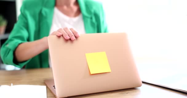 女自由职业者在工作日结束时关闭笔记本电脑 加班和工作时间控制 — 图库视频影像
