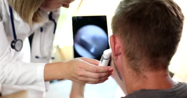 Ent医生用数字式耳镜检查病人的耳朵 屏幕上有图像 听力和耳朵测试 — 图库视频影像