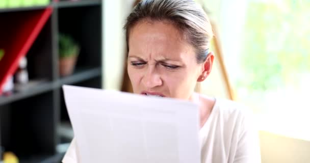 Απογοητευμένη Δυσαρεστημένη Γυναίκα Κακή Όραση Διαβάζει Γράμμα Εγγράφου Πρόστιμο Κοινοποίησης — Αρχείο Βίντεο