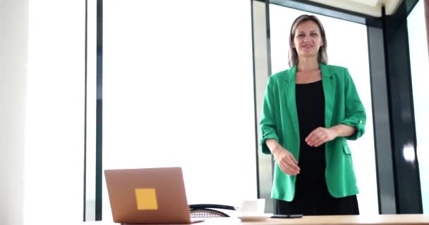 漂亮而自信的女商人两臂交叉在办公室里 成功的企业管理者顾问 — 图库视频影像