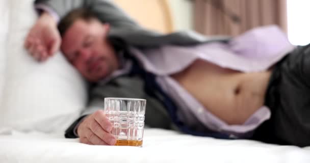 Joven Hombre Negocios Sufre Resaca Encuentra Cama Con Vaso Whisky — Vídeos de Stock