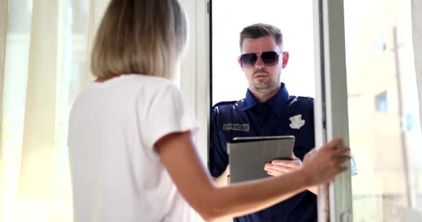 Agente Polizia Interroga Vittime Dopo Essere Entrato Una Casa Privata — Video Stock