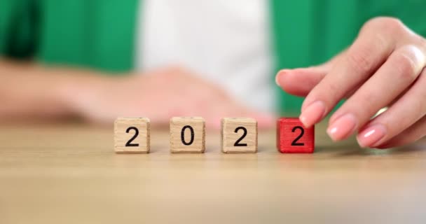 从2022年到2023年 商人的流动立方体 启动新年周年业务报告及启动日期 — 图库视频影像