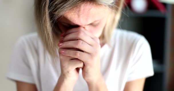 悲観的な若い女性の手を握り 悲しい気持ちの閉鎖 女性はストレスと絶望を祈る — ストック動画