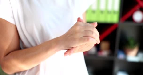 Junge Frau Mit Schmerzhafter Nahaufnahme Handgelenk Schmerzort Verstauchungskonzept — Stockvideo