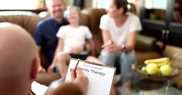 Familie Therapie Ouder Kind Begeleiding Familie Zit Psycholoog Bank Ondergaan — Stockvideo