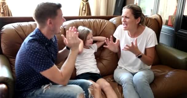 Parents Homme Femme Disputent Devant Enfant Bouleversé Petite Fille Couvre — Video