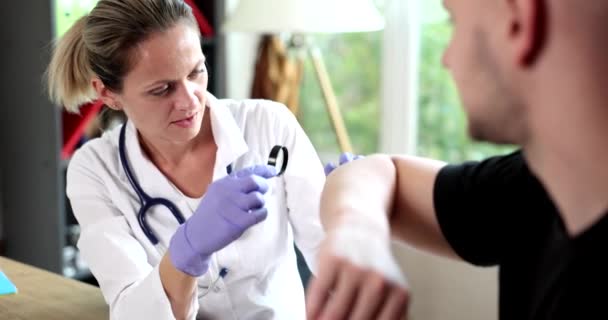 皮膚科医は肘の患者の皮膚を検査します 医師による皮膚検査 健康上の問題アレルギー — ストック動画