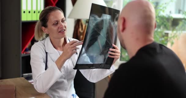 Médico Femenino Explicación Del Diagnóstico Radiografía Fluorografía Pulmonar Paciente Masculino — Vídeo de stock