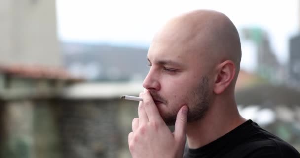 Πορτρέτο Του Νεαρού Φαλακρού Που Καπνίζει Βλάβη Στην Υγεία Του — Αρχείο Βίντεο