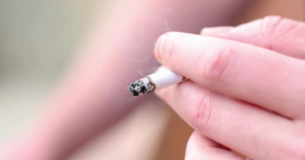 Biały Płonący Papieros Dymem Ręku Mężczyzny Szkodliwe Skutki Palenia Zdrowia — Wideo stockowe