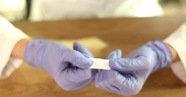Plastik eldivenli doktorlar rektal fitilleri yakın plan çekimde açarlar. Cinsel yolla bulaşan enfeksiyonların tedavisi