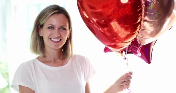Retrato Menina Segurando Muitos Balões Desfrutando Festa Férias Emoções Alegria — Vídeo de Stock