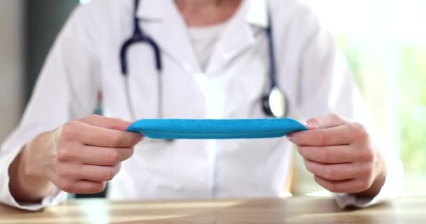 Ärztin Zeigt Und Bewirbt Blaues Kinesiologie Physio Tape Für Handapplikationen — Stockvideo