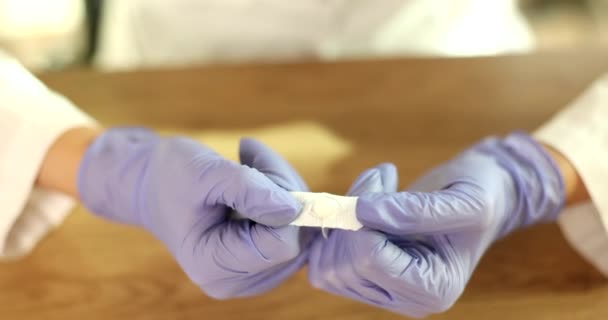 Ärzte Gynäkologe Gummihandschuhen Öffnen Rektale Zäpfchen Nahaufnahme Behandlung Sexuell Übertragbarer — Stockvideo
