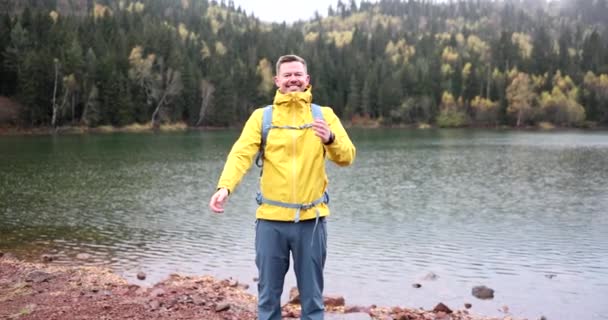 Feliz Sorridente Viajante Blogueiro Masculino Fundo Das Montanhas Floresta Lago — Vídeo de Stock