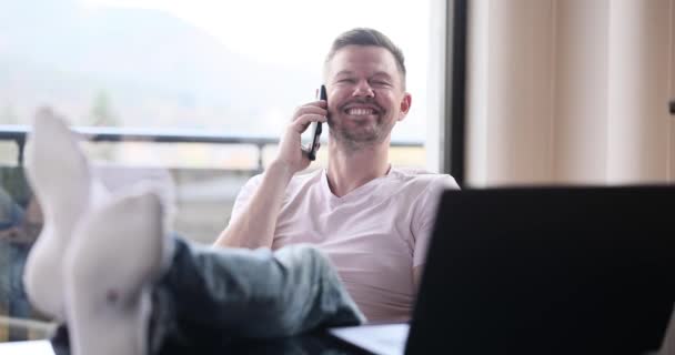 職場で電話で話すフリーランスの男性の幸せの感情 お客様との会話と良いニュースの話し合い — ストック動画