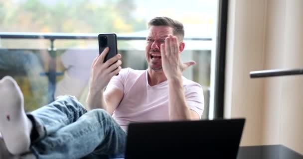Impulsieve Boze Man Schreeuwend Telefoon Laptop Slecht Nieuws Fout Rapport — Stockvideo