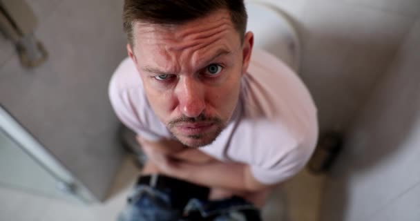 Emocionalmente Retrato Homem Com Problemas Intestinais Senta Banheiro Obstipação Hemorróidas — Vídeo de Stock