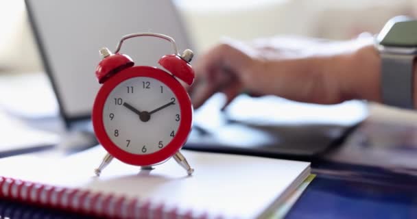 自宅や目覚まし時計からフリーランスとしてリモートワーク 労働時間計画の議題と期限の概念 — ストック動画