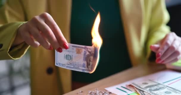 女商人手里拿着一百美元的火把 经济货币通货膨胀和破产 — 图库视频影像