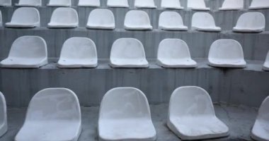 Boş bir stadyumda plastik koltuklar, yakın plan, zaman ayarlı. Spor etkinlikleri için konforlu arena kavramı