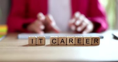 Bilgi işlem kariyeri ahşap küplerde, yakın plan, yavaş çekim. Çevrimiçi meslek eğitimi kavramları