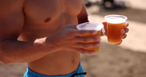 해변에서 젊은이가 맥주를 국경선 — 비디오
