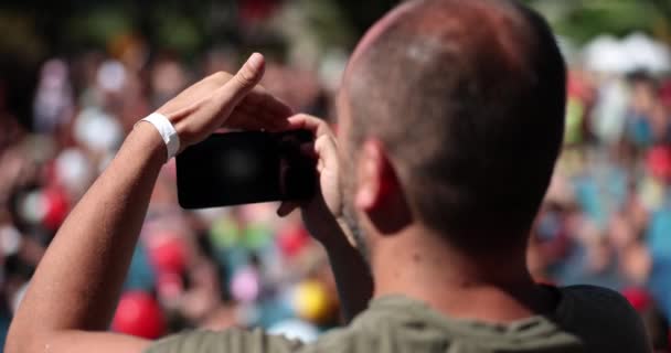 Uomo Prende Una Vista Dal Retro Una Fotocamera Dello Smartphone — Video Stock
