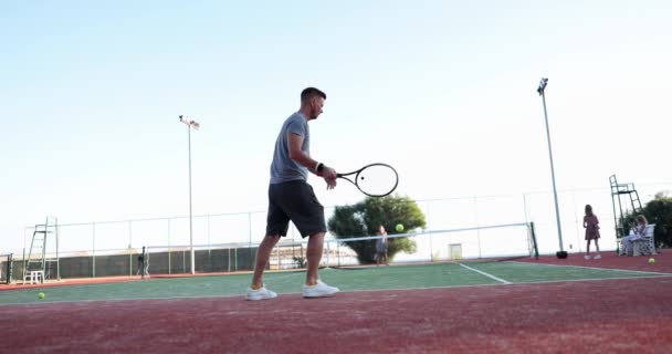 Man Och Kvinna Spelar Tennisbana Slowmotion Koncept Lära Ett Populärt — Stockvideo