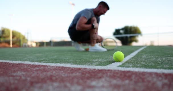 在一个开放的网球场上 脚痛得厉害 动作缓慢 运动中的伤害和疾病 积极休闲 — 图库视频影像