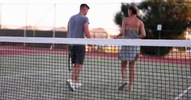Мужчина Женщина Идут Вдоль Теннисного Корта Медленно Обсуждение Стратегии Игры — стоковое видео