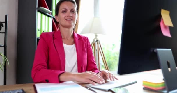 Une Femme Heureuse Assise Dans Bureau Tend Main Gros Plan — Video