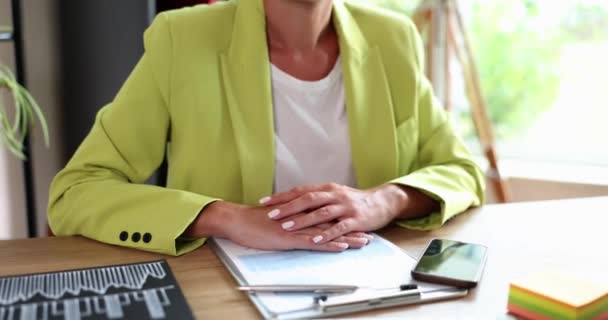 一个女人坐在办公室里摆姿势 说着一个特写 慢动作 决策过程 工作空间 — 图库视频影像