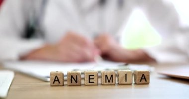 Masadaki ahşap küplerin üzerindeki amnemia yazıtları, yakın plan. Bir hematoloğu, önleme ve tedaviyi ziyaret edin