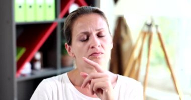 Kafası karışmış bir kadına bir fikir geldi, yakın plan, yavaş çekim. Zeka, zihinsel yetenekler, düşünme zamanı.
