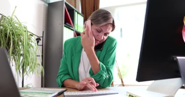 Μια Ανήσυχη Γυναίκα Δουλεύει Στο Γραφείο Κοντινό Πλάνο Αργή Κίνηση — Αρχείο Βίντεο