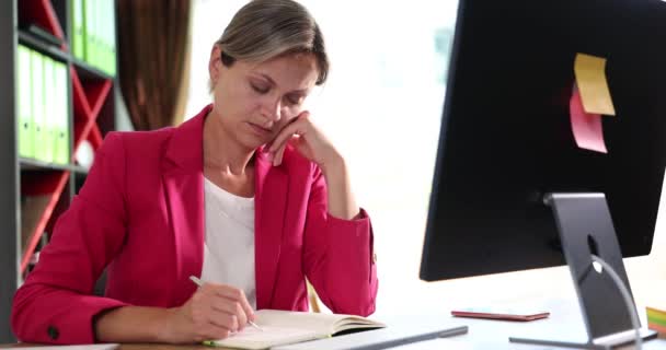 疲れている女性はオフィスで働いています クローズアップ スローモーション 起業家はノートに書いています — ストック動画