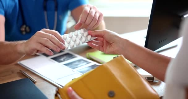 一位妇女在看医生时 从一袋药丸中取出了一个特写 医疗咨询 药品选择 — 图库视频影像