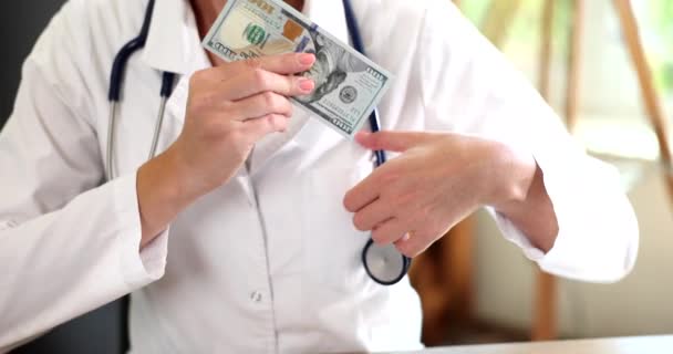 Kobieta Jest Lekarzem Wkłada Pieniądze Kieszeni Zbliżenie Spowolnienie Zysk Medycyny — Wideo stockowe