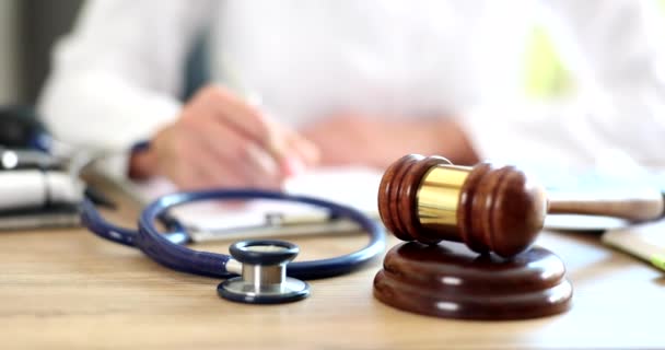 Młot Sądowy Stole Lekarskim Zbliżenie Spowolnienie Medycyna Sądowa Naruszenia Praktyki — Wideo stockowe