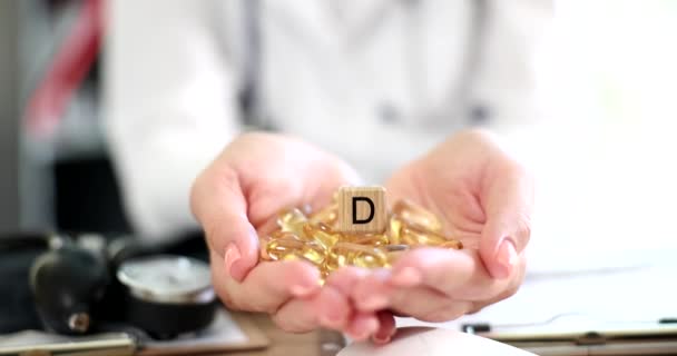 Bir Doktorun Ellerinde Sarı Vitamini Kapsülleri Yakın Plan Hastalıkların Tedavisi — Stok video