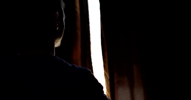 Ein Junger Mann Dunkeln Öffnet Vorhänge Eine Nahaufnahme Zeitlupe Hoffnung — Stockvideo