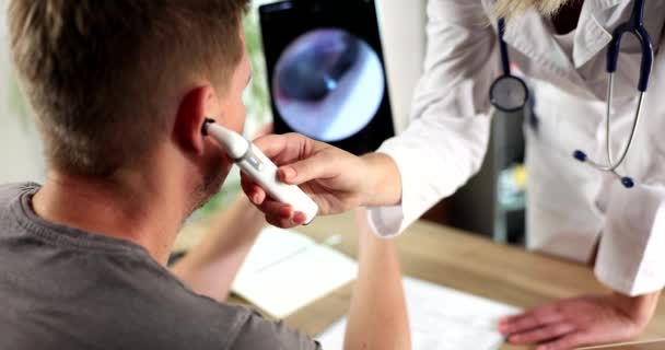 Der Arzt Untersucht Das Männerohr Mit Endoskop Aus Nächster Nähe — Stockvideo