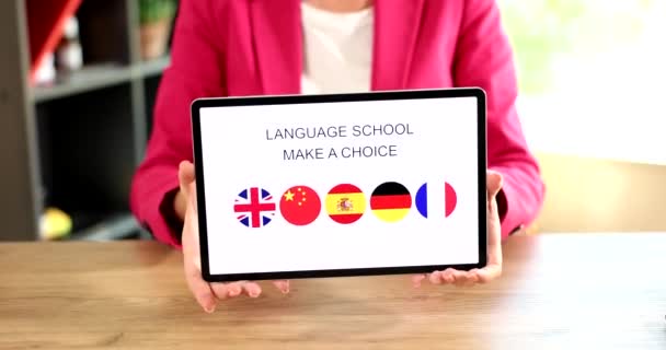 Sprachschulen Treffen Die Wahl Zwischen Einer Inschrift Auf Dem Tablet — Stockvideo