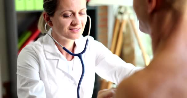 여성은 의사입니다 남자들의 목소리를 청진기로 클로즈업합니다 장기에서 나오는 — 비디오