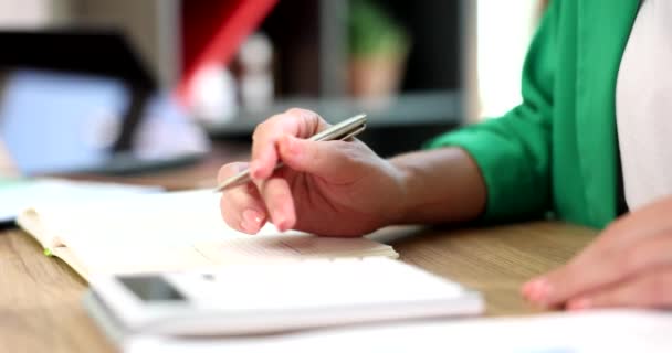 Eine Frau Büro Schreibt Mit Einem Stift Und Setzt Auf — Stockvideo